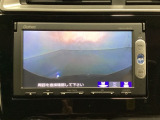 ギヤをR(バック)に入れるとナビの画面に後ろの映像が映るリアカメラ付です。後退時、コンディションが悪い視界でもカラーバックモニターがドライバーをサポートします。