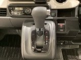 CVT車のセレクトレバーです。低速から高速まで、変速ショックのないスムーズな走りを実現するとともに、エンジン効率のよい領域を維持することで燃費にも貢献します。