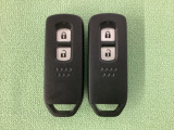 スマートキーを装備しています。鍵を差し込むことなくドアロックの開け閉めと、スタートボタン操作でのエンジンスタートができます。スペアキーも同じものを用意しております。