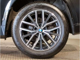 BMWの純正アロイホイールは軽量かつ強度にも優れているホイールで走行性能を引き上げる設計になっております。足元にもBMWは妥協がなくこだわっている個所になります。