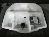 パンク修理剤とエアーポンプのセットです。スペアタイヤは装備していませんが空いたスペースを小物入れとして使用できます