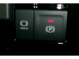 「P」ポジションに入れると自動で作動。「HOLD」スイッチを押し、システムONの状態にしておくことで、渋滞や信号待ちなどでブレーキを踏んで停車したときにブレーキを保持。アクセルを踏むと解除。