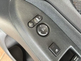 狭い駐車場で便利な電動格納ドアミラーが付いています。