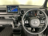 【ハンドル】運転にかかわる様々な操作を安全に行えるように視点移動が少なく操作性に配慮されたスイッチ類が凝縮されたコックピットです。