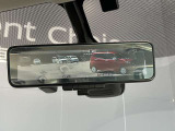 車両後方のカメラ映像をミラー面に投影します。社内の状況や天候に左右されずいつでもクリアな後方視界が得られます。