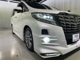 明るいライトが夜道を明るく照らしてくれます。 運転する上で、道路状況をいかに早く認識できるか重要なポイントです。 白色光が暗い道も明るく照らしてくれますよ。