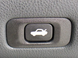 ボタン一つでトランクオープンが可能!車内から操作できる為、非常に便利な装備の一つとなります!
