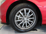 社外アルミホイール。タイヤサイズは、225/45R19です。
