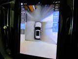 360&deg;カメラが駐車場での運転操作をサポートします。