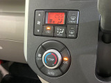 【オートエアコン】一度お好みの温度に設定すれば、車内の温度を検知し風量や温度を自動で調整。暑い&hellip;寒い&hellip;と何度もスイッチ操作をする必要はありません。快適な車内空間には必須の機能ですね♪