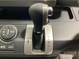 CVT車のセレクトレバーです。低速から高速まで、変速ショックのないスムーズな走りを実現するとともに、エンジン効率のよい領域を維持することで燃費にも貢献します。