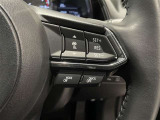 ステアリングスイッチ付きで、運転中に視線を前に向けたまま操作できます。
