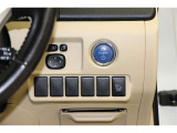 機能性溢れる運転席まわり。使いやすいスイッチ類の配置で運転中のストレスを軽減し楽しくドライブできますよ。