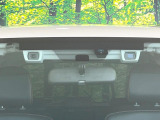 【アイサイトVer2】前方の車両等を検知し、衝突しそうな時は警報で注意を促し、ブレーキを踏む力をサポート。ブレーキを踏めなかった場合は衝突被害軽減ブレーキが作動、衝突回避をサポートします。