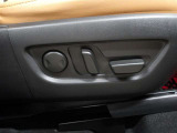 運転席はパワーシートなのでお好みのドライビングポジションに調整可能です♪