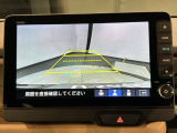 リバースギアに入れるだけで後方の表示へ切り替わります。夜間や雨の日の駐車も楽になりますよ。