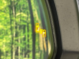 【ブラインドスポットモニター】走行中、ドアミラーの死角になりやすい箇所に後続車が接近するとサイドミラーのレンズに警告を表示!ドライバーに注意喚起をしてくれます。