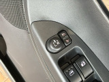 狭い駐車場で便利な電動格納ドアミラーが付いています。