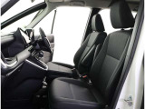 厚みがあって、座り心地のいいソファのようなシート。運転的も助手席もリラックスしてゆったりと座れます。