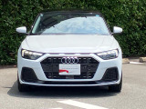 Audiデザインの特徴であるシングルフレームグリルが存在感を主張します。