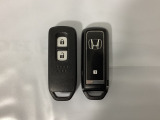 スマートキーを装備しています。鍵を差し込むことなくドアロックの開け閉めと、スタートボタン操作でのエンジンスタートができます。スペアキーも同じものを用意しております。