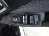運転席には、ドアミラーの開閉および角度調整、集中ドアロック機能、さらには全ウィンドーの開閉操作を可能にするスイッチが一つに集約。運転中でもスムーズかつ効率的に操作でき、安全性と快適性に役立っています。