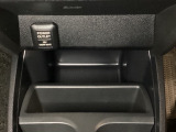 アクセサリーソケットはUSBのアダプターなどをつければ、スマホの充電にも使えます。周辺には物が置けるボックスがついています。