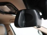 【ルームミラー一体型ETC】BMWといえばルームミラー一体型のETC。ドライバーから差し込めるかたちになっておりますので、差し忘れの際も慌てずにご利用いただけます。