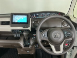 【ハンドル】運転にかかわる様々な操作を安全に行えるように視点移動が少なく操作性に配慮されたスイッチ類が凝縮されたコックピットです。