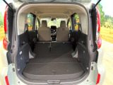 積み下ろしのしやすいデッキにはたっぷりと荷物を積み込んでいただけます。遊びから仕事まで、様々なシーンで頼れます♪