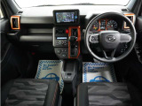 運転にかかわる様々な操作を安全に行えるように視点移動が少なく、操作性に配慮されたスイッチ類が凝縮されたコクピットです。