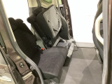 リアシートの背もたれは2段階の角度調節がついています。お好みの位置でゆったりお乗りいただけます。 座面を跳ね上げて収納スペースを広くすることも可能です。シートスライドも可能で足元の広さも調整できます。