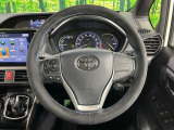 インテリアに合わせたデザインのステアリングは、運転される方のことも考え、運転しやすい形状、大きさです。是非一度、実際に触ってお確かめください。