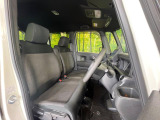 運転席まわりには十分なスペースがあり、大柄な方でもゆったり運転していただける環境です。