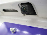 バックカメラが付いているので後方確認が非常にしやすいです。今や運転初心者も熟練者も必須装備!ついていて損はないですね♪