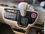 自然に手が届き、操作性の良いインパネシフトに、パーキングブレーキはフットブレーキタイプなので、運転席と助手席の間はすっきりしています。
