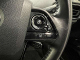 ステアリングスイッチ付きで、運転中に視線を前に向けたまま操作できます。