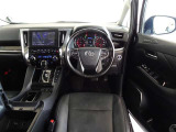 ウッド調と革巻きステアリングで快適な操作性の運転席です。
