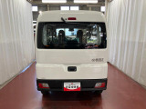 跳ね上げ式バックドアなので、雨天時の荷物の出し入れの際も濡れにくいです。