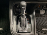 「e:HEV」は、モーター走行を中心にしながら電気エネルギーやエンジン動力を最も効率よく使い分けることができる賢いハイブリッドシステムです。サイドブレーキはスイッチ操作の電子制御パーキングブレーキです
