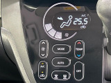 【オートエアコン】一度お好みの温度に設定すれば、車内の温度を検知し風量や温度を自動で調整。暑い&hellip;寒い&hellip;と何度もスイッチ操作をする必要はありません。快適な車内空間には必須の機能ですね♪