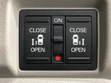 【両側パワースライドドア】両側がパワースライドドアになっており、運転席のスイッチやスマートキーでも開閉が可能です!開口部も広いので乗り降りも楽々♪