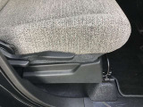 運転席シートリフター!ご自分の好きなシートポジションが取れるので運転が楽しくなりますし疲れにくいです。