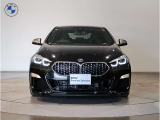 【キドニーグリル】BMWは約90年もの間、ほぼ全ての車両にひと目でBMWだと分かるこの特徴的なフロントグリルが備えられ、デザイン・アイコンとして親しまれてきました。