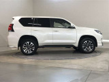 広々とした車内空間に優れた燃費性能。更にデザインも上質で人気のお車です!