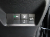 パーキングセンサーや横滑りを防ぐVSA等のスイッチ類は運転席の右側、手の届きやすい位置にあります。