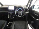 革巻きステアリングで快適な操作性の運転席です。