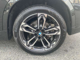 【BMWアロイホイル】軽量かつ強度に拘ったアロイホイル。走行性能ポテンシャルを引き出す設計。車の足元を引き締めてくれる大きなポイントはアロイホイルです。
