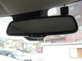 『自動防眩ルームミラー』です♪♪後続車の眩しい照射を感知して自動的に角度を調整します♪♪