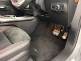 メモリー付きパワーシートが装備されている車両はシートの位置・ドアミラーの角度・ハンドルの位置を3名まで記憶出来ます。